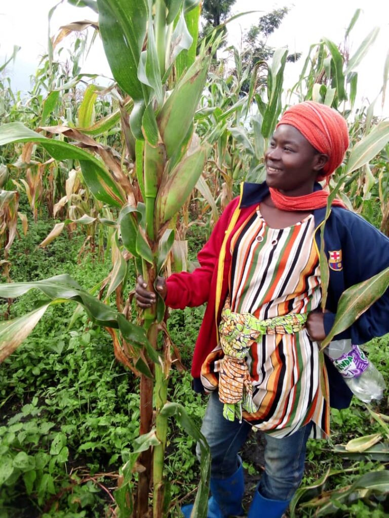 Agricultrice dans un champ de maïs au Nord-Kivu