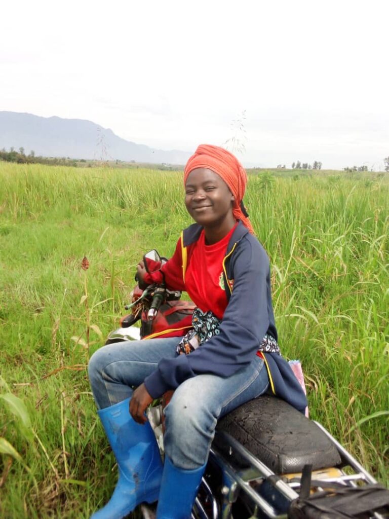 Jeune productrice dans les champs du Nord-Kivu